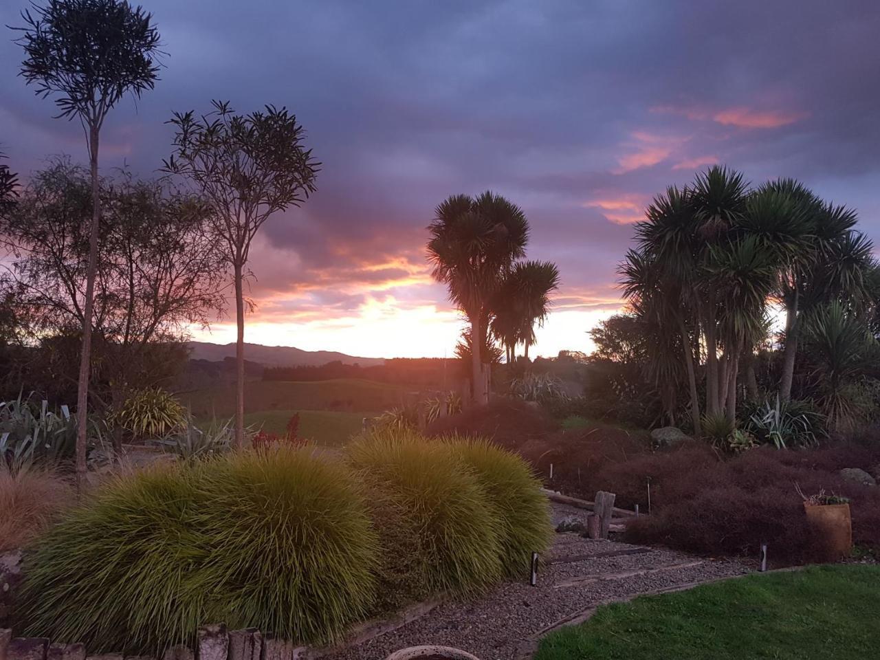 Above The River Karapiro Bed & Breakfast Екстер'єр фото